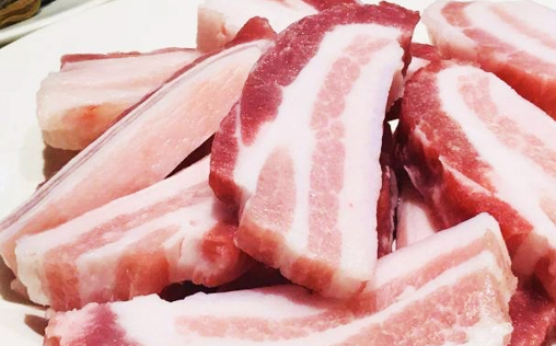 豬肉價(jià)格開(kāi)始走“下坡路”,多地市場(chǎng)降價(jià),普通人也買得起了